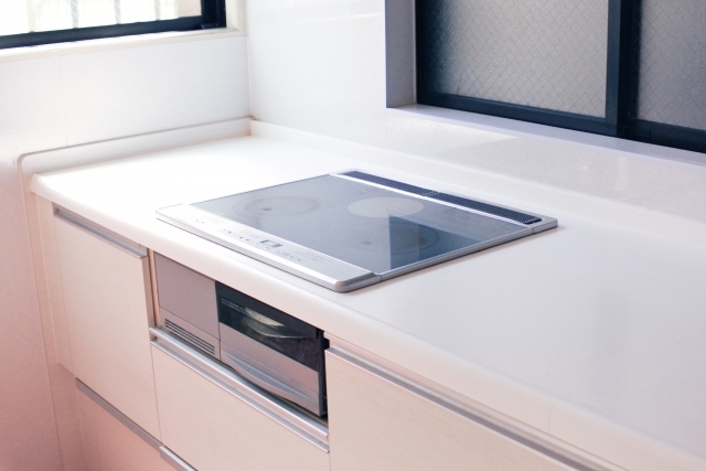 IH天板クリーニング　頑固な焦げ付きも綺麗に除去　早めのお手入れを